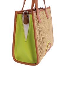 Bolso de cuero marrón y paja trenzada con un interior de color verde lima. Cuenta con dos asas y un logotipo de acento en el lateral. Forma estructurada.