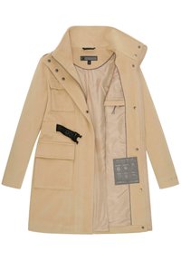 Beige vidēja garuma mētelis, izgatavots no mīksta materiāla. Tam ir augsta apkakle, vairāki kabatas un satīna oderējums ar iekšējo etiķeti.