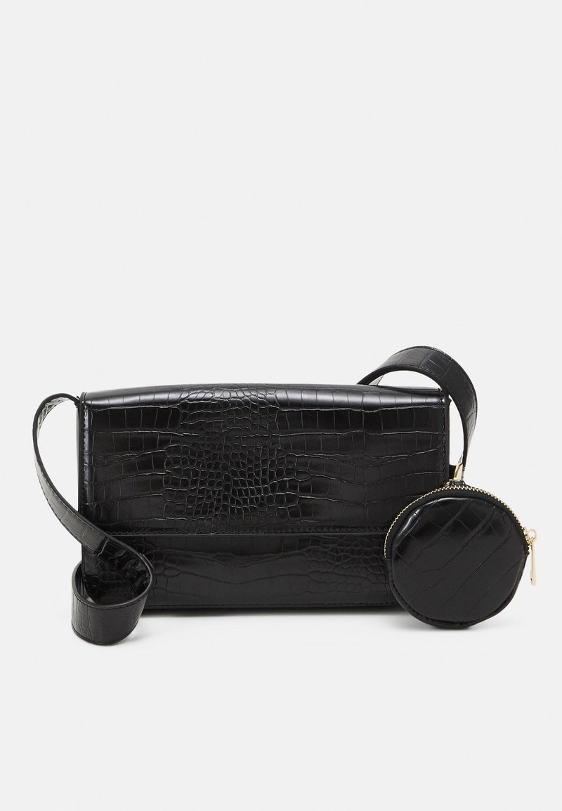 Borsa a tracolla nera con texture in rilievo a forma di coccodrillo, caratterizzata da una forma rettangolare e una tracolla regolabile, accompagnata da una piccola pochette rotonda.