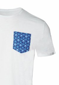 T-shirt bianca con taschino a motivo di stelle marine blu. Tessuto morbido, maniche corte, collo a giro e vestibilità comoda.