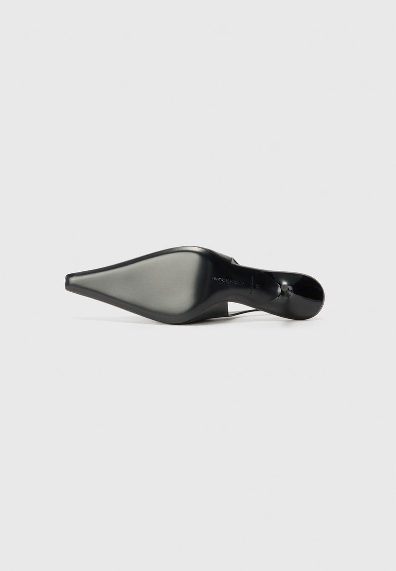 Sort højhælet sko med spids tå, glat tekstur, slankt design og smal hæl. Enkel og elegant silhuet.