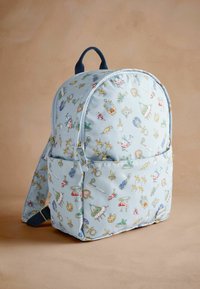 Ljusblå ryggsäck med lekfulla, färgglada illustrationer, inklusive djur och föremål. Har ett dragkedjeslut och en liten framficka.