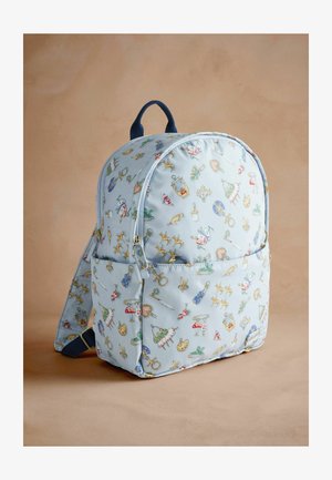 Zaino azzurro chiaro con illustrazioni giocose e colorate, che includono animali e oggetti. Ha una chiusura a zip e una piccola tasca frontale.