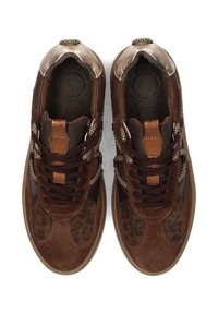 Un paio di sneakers marroni con pannelli a stampa leopardata, dettagli in pelle e lacci marroni scuri, mostrati dall'alto su uno sfondo bianco.