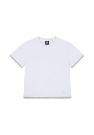 T-shirt corta a maniche corte bianca con scollo rotondo, bordo grigio chiaro sulle maniche e all'orlo, e una piccola toppa con logo in basso a sinistra.