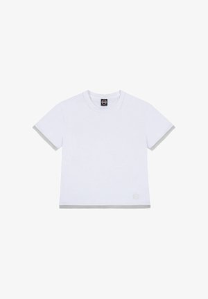 T-shirt corta a maniche corte bianca con scollo rotondo, bordo grigio chiaro sulle maniche e all'orlo, e una piccola toppa con logo in basso a sinistra.