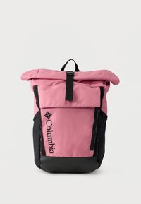 Ρολ-τοπ σακίδιο σε ροζ ύφασμα με μαύρο κάτω μέρος· διαθέτει κλείσιμο με μαύρο λουρί, λογότυπο στο πλάι και πλαϊνή τσέπη με φερμουάρ. Υφή επιφάνειας.