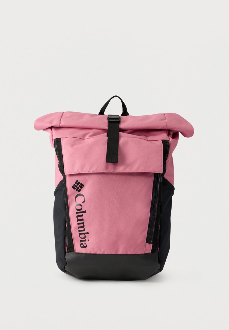 Ρολ-τοπ σακίδιο σε ροζ ύφασμα με μαύρο κάτω μέρος· διαθέτει κλείσιμο με μαύρο λουρί, λογότυπο στο πλάι και πλαϊνή τσέπη με φερμουάρ. Υφή επιφάνειας.