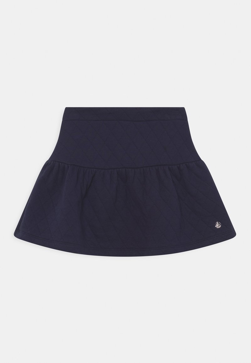 Jupe matelassée marine avec un design évasé et une surface texturée. Présente une taille lisse et un petit logo sur l'ourlet.