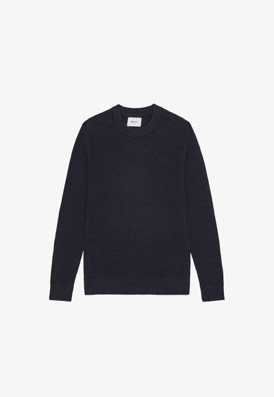 Mörkblå ribbad stickad tröja med långa ärmar, rundad halsringning och rak nederkant. Har en subtil textur och ingen synlig hårdvara.