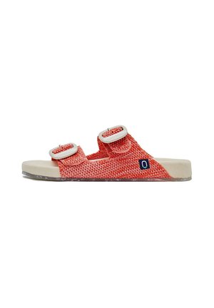 Sandalia deslizante tejida en rojo con dos correas ajustables, una plantilla de color beige claro y una suela de goma texturizada. Presenta un logo azul en contraste.