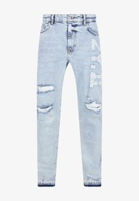 Jeans de mezclilla azul claro con detalles desgastados, incluyendo desgarros y parches. Tela texturizada con diseño de pierna recta y cierre de botón.