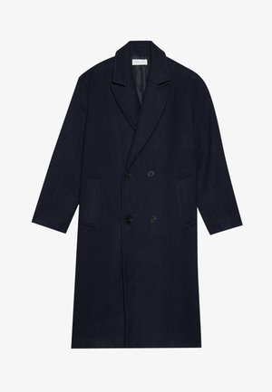 Cappotto doppiopetto blu scuro con motivo a spina di pesce, caratterizzato da un colletto a punta, due tasche frontali e tessuto testurizzato.