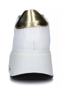 Sneaker bianco con tomaia in pelle liscia, forma arrotondata e un accento metallico dorato sul tallone. Presenta una suola bianca spessa e battistrada nero.