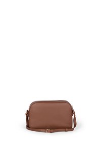 Bolso cruzado de cuero marrón con una textura suave, forma rectangular, cierre con cremallera y una correa ajustable.
