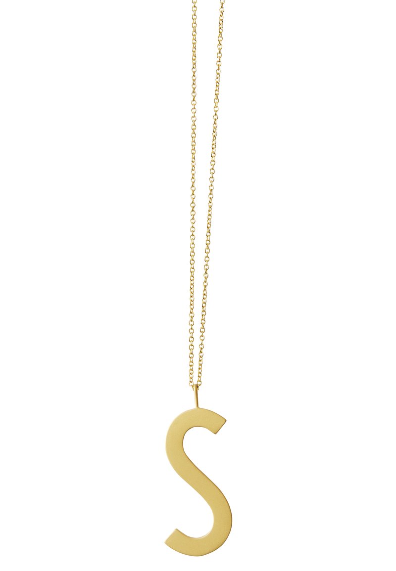 Collier en or avec un grand pendentif en forme de lettre "S" stylisée. La chaîne est délicate avec de petits maillons, complétant la finition mate du pendentif.