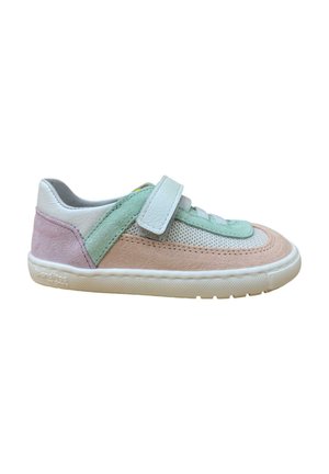 Zapatillas con velcro que combinan cuero y ante en tonos rosa pastel, verde y blanco. Punta redondeada y suela de goma texturizada.