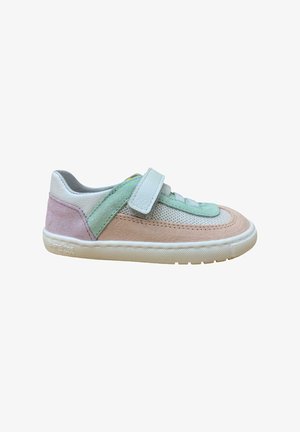 Zapatillas con velcro que combinan cuero y ante en tonos rosa pastel, verde y blanco. Punta redondeada y suela de goma texturizada.