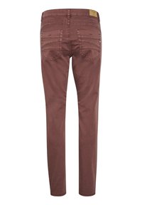 Jeans slim-fit burdeos con diseño de cinco bolsillos, costuras visibles y etiqueta de marca en la parte trasera. Textura de tela suave y forma de pierna ajustada.