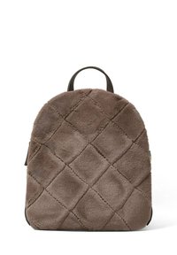 Brauner Kunstfell-Rucksack mit einem gesteppten Muster, runder Form, einem oberen Griff und kontrastierenden schwarzen Akzenten am Boden und Reißverschluss.
