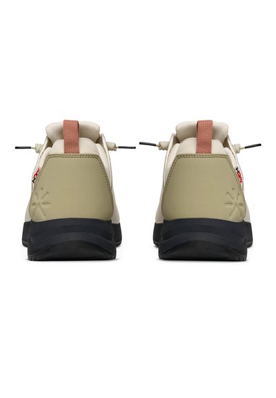 Paire de baskets beige et vert olive avec semelles noires, vue de dos, dotées de languettes de maintien et de lacets élastiques.