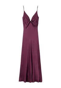 Un vestito in satin prugna con spalline sottili, caratterizzato da un dettaglio annodato sul busto e un design fluido che si estende fino alla lunghezza del polpaccio.
