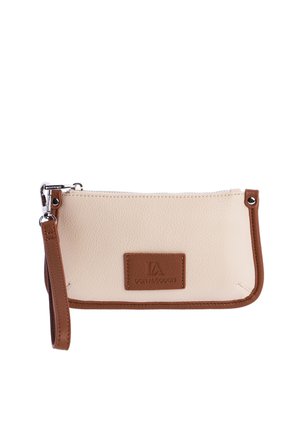 Pequeño bolso de mano rectangular beige con ribete de cuero marrón, una correa desmontable y un parche con el logo de la marca en el frente.