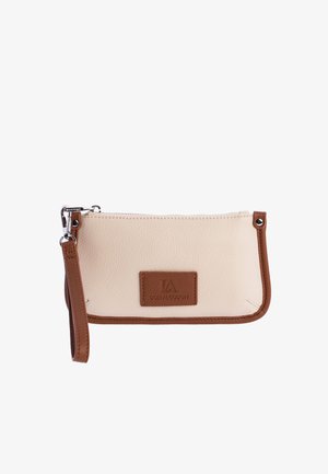 Pequeño bolso de mano rectangular beige con ribete de cuero marrón, una correa desmontable y un parche con el logo de la marca en el frente.