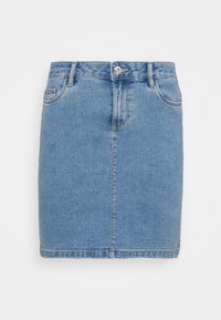 Mini-jupe en denim bleu avec fermeture à boutons et à glissière à l'avant, passants pour ceinture, et poches avant, présentée sur un fond blanc uni.
