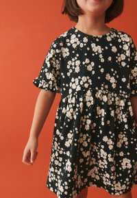 Next SHORT SLEEVE  REGULAR FIT - Džersio suknelė - black  white daisy floral print