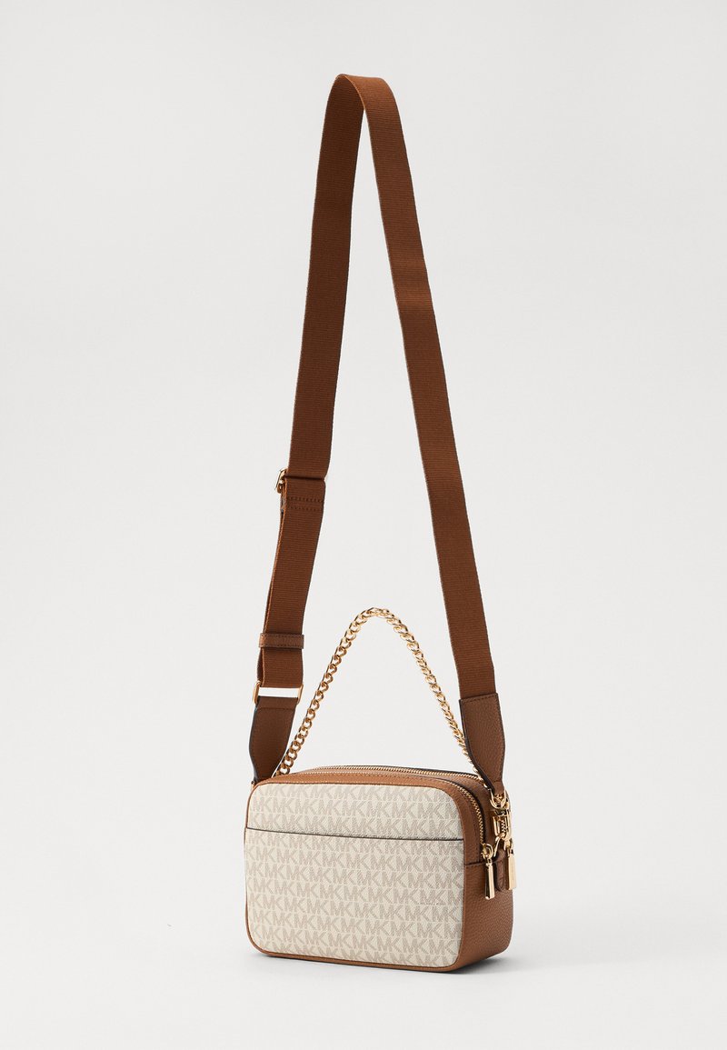 Sac bandoulière en toile crème à motifs, avec des accents texturés marron, des détails en chaîne dorée et une bandoulière en tissu réglable.