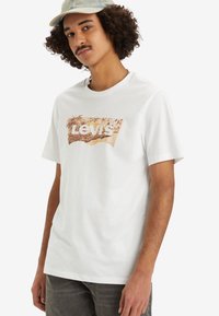 Levi's® GRAPHIC CREWNECK TEE - Camiseta estampada - white