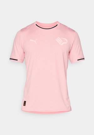 Lys pink kortærmet sportsjersey lavet af åndbart materiale, med sort kant ved ærmerne og logo-detaljer på brystet.