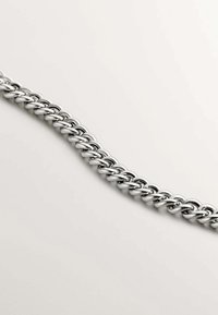 Collar de cadena de metal plateado con eslabones entrelazados que tienen una textura suave y brillante. El diseño es uniforme y consta de eslabones de ancho moderado.