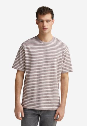 Szary, pasiasty t-shirt wykonany z bawełny, z krótkimi rękawami, okrągłym dekoltem i naprzemiennymi jasnymi i ciemnymi paskami.