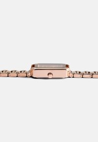 Relógio retangular em ouro rosa com uma caixa metálica brilhante, mostrador texturizado e bracelete de elos. Apresenta uma coroa na lateral para ajustar a hora.