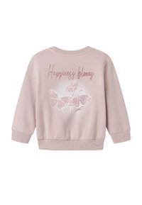 Vaaleanpunainen collegepaita pyöreällä pääntiellä ja pitkillä hihoilla. Siinä on kirjailtuja perhosia ja kimaltava teksti "Happiness blooms" vaaleanpunaisella.