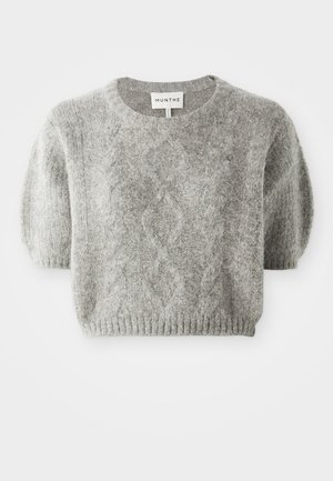 Grauer, kurzärmeliger Pullover mit Zopfmuster und geripptem Saum. Hergestellt aus einem weichen, strukturierten Material. Markenlabel am Hals sichtbar.
