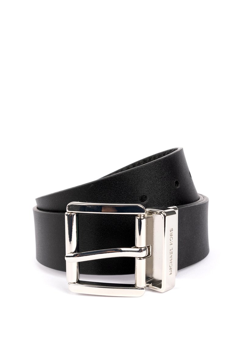 Ceinture en cuir noir avec une boucle rectangulaire en métal argenté, présentant une finition texturée et un gravure de la marque. Réglable avec des trous de perforation.