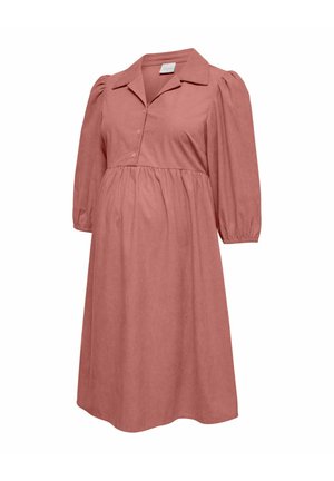 Moederjurk in stoffige rozetint met geplooide empire taille, driekwart pofmouwen, kraag en een voorflap met knopen.