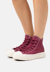 Converse CHUCK TAYLOR ALL STAR LIFT PLATFORM WORKWEAR - High-top trainers - cherry vision/saddle/egret