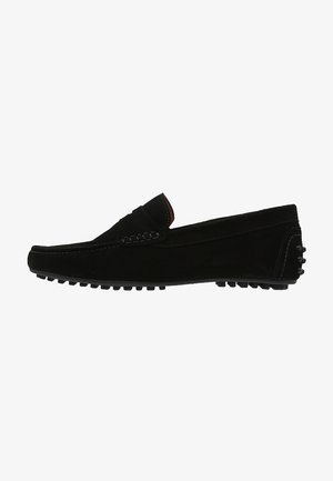 Mocassins de conduite pour hommes en suede noir avec une semelle en caoutchouc à petites billes et des détails cousus le long du haut et des côtés.