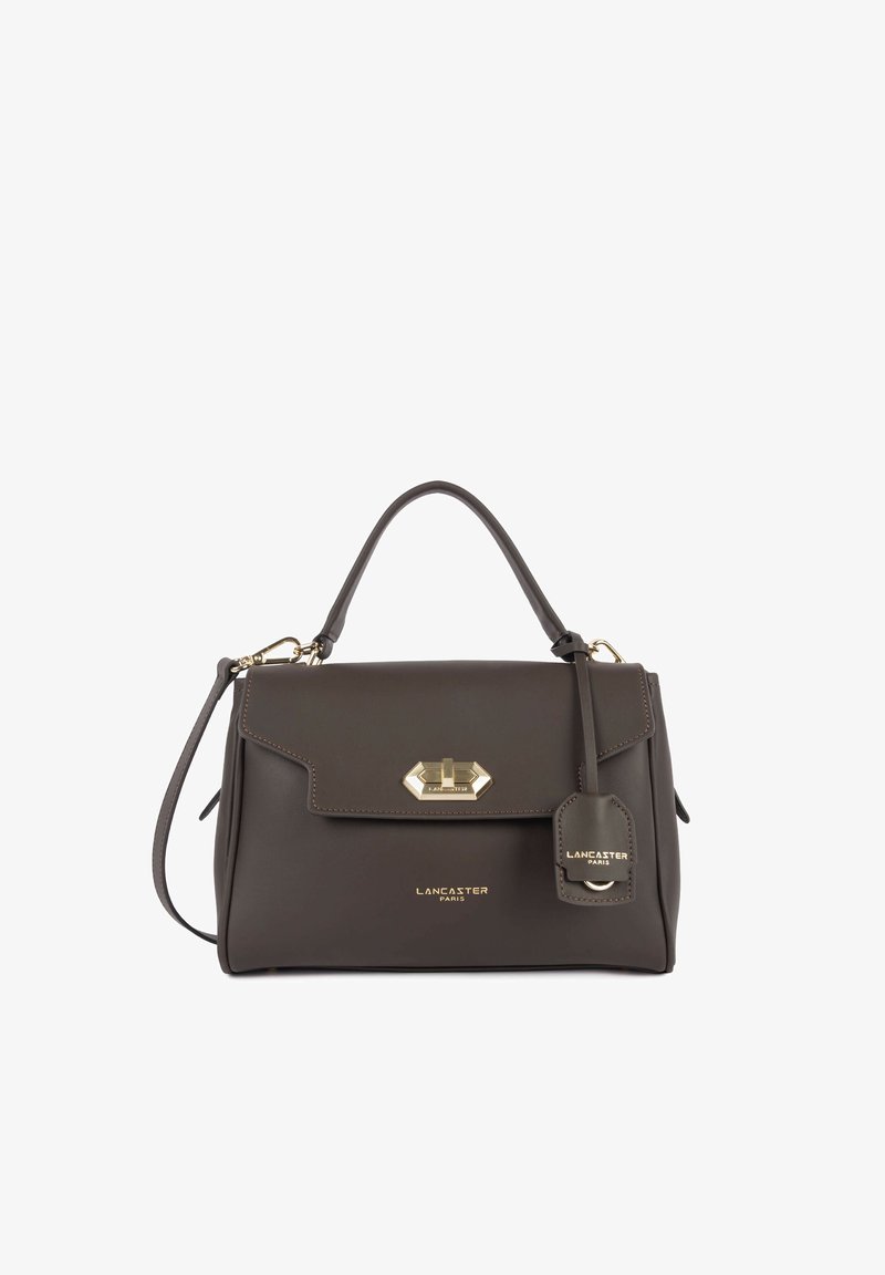 Sac à main en cuir marron foncé avec poignée supérieure, fermeture à rabat avec fermoir doré, et bandoulière amovible, marque Lancaster Paris.