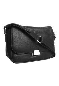 Borsa a spalla in pelle nera con chiusura a pattina, hardware argentato e tracolla regolabile. Texture liscia e design minimalista.