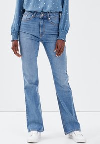 Cache Cache MIT HOHEM BUND - Jeans Bootcut - denim double stone