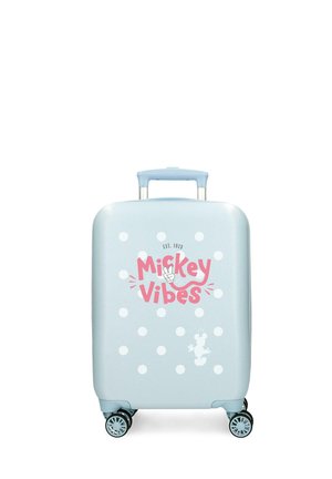 Maleta rígida azul claro con lunares blancos, texto rosa "Mickey Vibes" con un gráfico de mano y una sutil silueta de Mickey cerca de las ruedas.