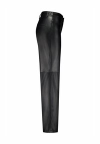 Zwarte leren broek met een gladde textuur, een getailleerde pasvorm, een recht aansluitend ontwerp en zakken aan de voorkant. Heeft een klassieke tailleband met lussen.