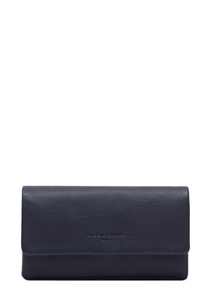 Granatowy skórzany portfel o teksturowanej powierzchni, z zapięciem na klapkę i wytłoczonym logo marki. Kompaktowy kształt odpowiedni na karty i gotówkę.
