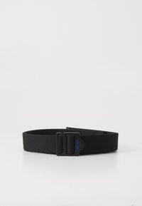 Cintura nera in nylon con superficie texturizzata, dotata di una fibbia rettangolare con logo blu "HUGO". Progettata con una vestibilità semplice e regolabile.