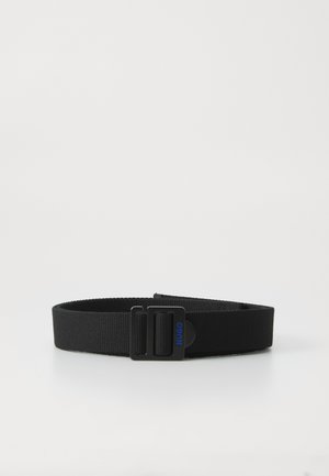 Ceinture en nylon noir avec une surface texturée, dotée d'une boucle rectangulaire portant le logo bleu "HUGO". Conçue avec un ajustement simple et réglable.